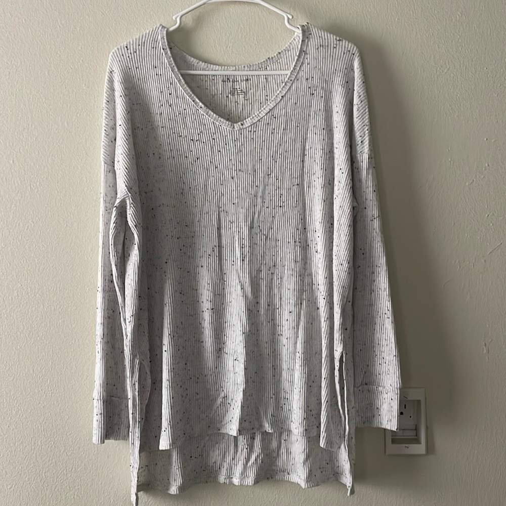 American Eagle Women’s Vneck Long sleeve M